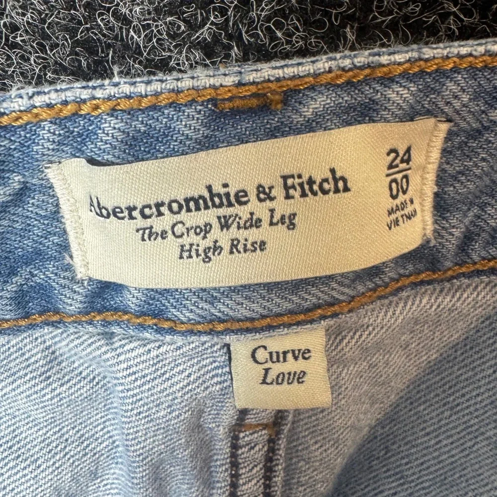 Abercrombie & Fitch Curve Love High Rise Crop Wide Leg Jeans Light Wash 24 00